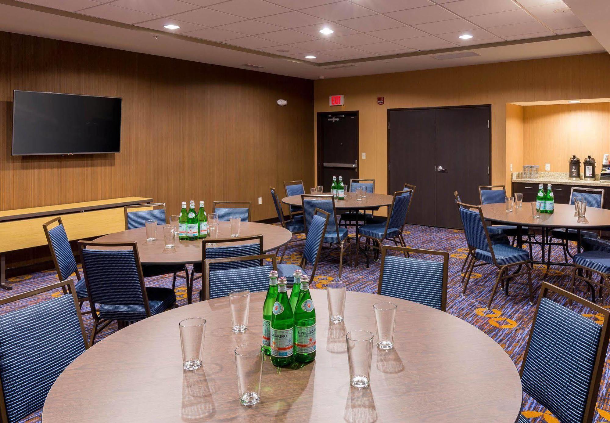 Готель Courtyard By Marriott Bismarck North Екстер'єр фото